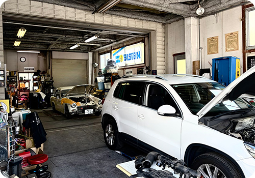 輸入車が並ぶYANSAN AutoServiceの整備工場の様子の写真