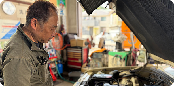 整備士が車の修理を行う様子